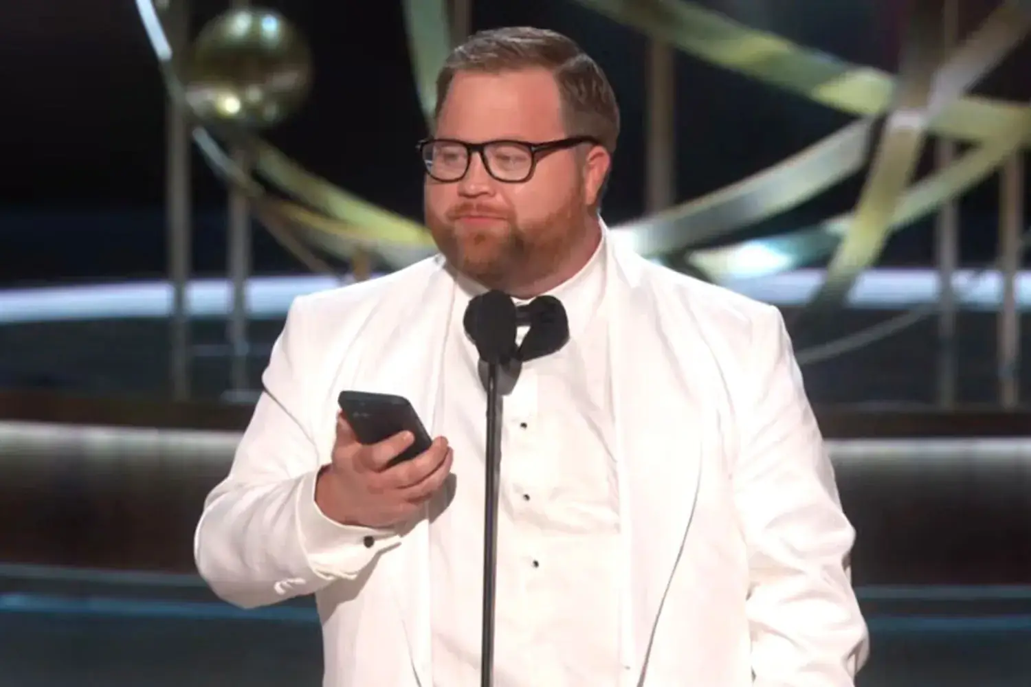 Paul Walter Hauser explains why he was eating mangos before his Emmy win Illustrations