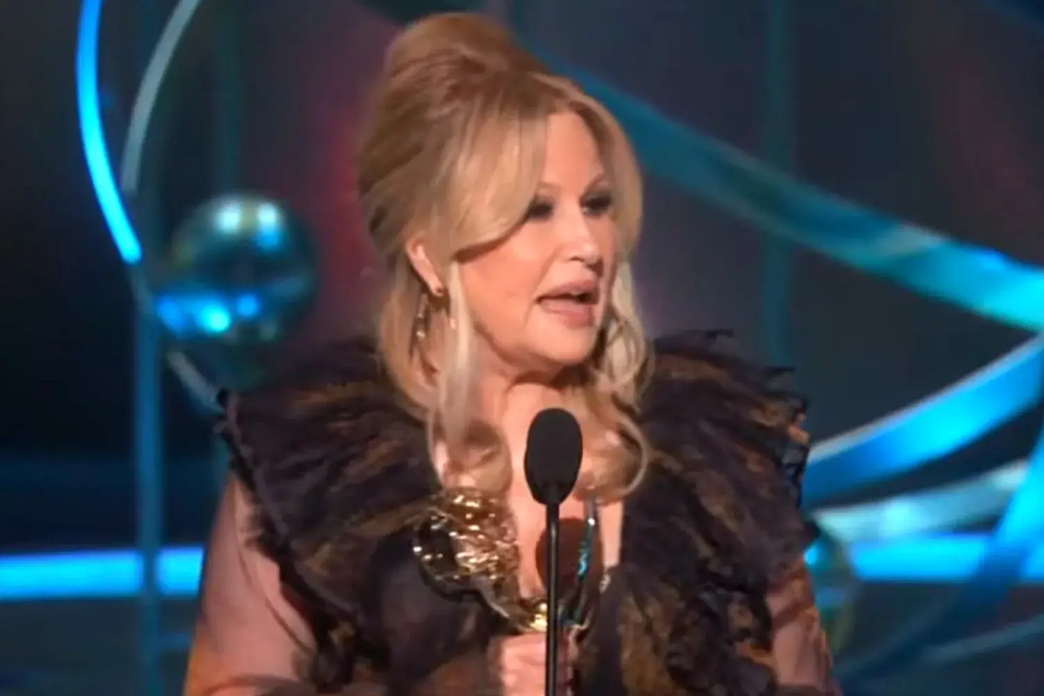 Jennifer Coolidge thanks 'all the evil gays' before getting Emmys speech cut off Illustrations