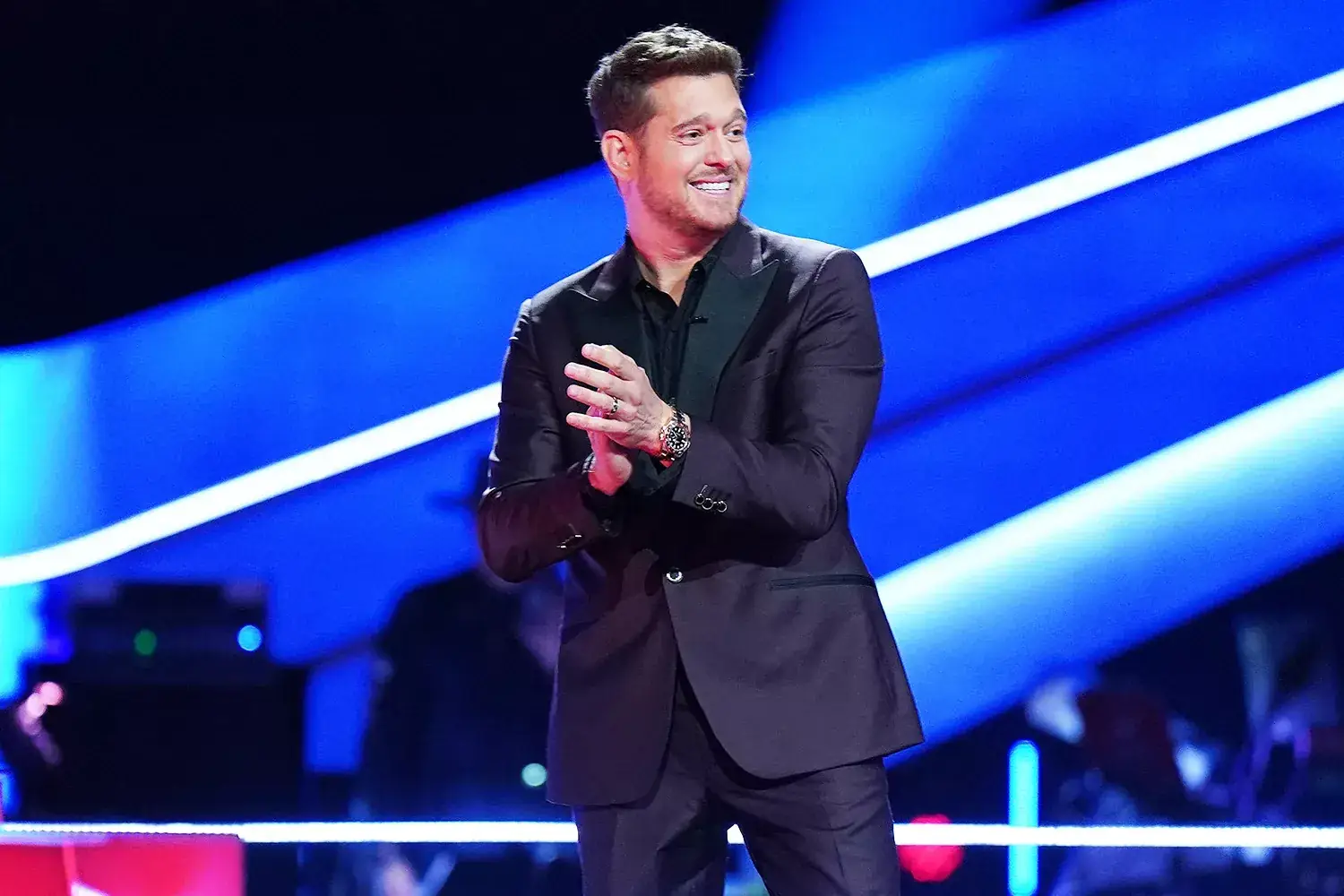 Michael Bublé's attempt to lure The Voice contestant with surprise trophy blows up in his face Illustrations