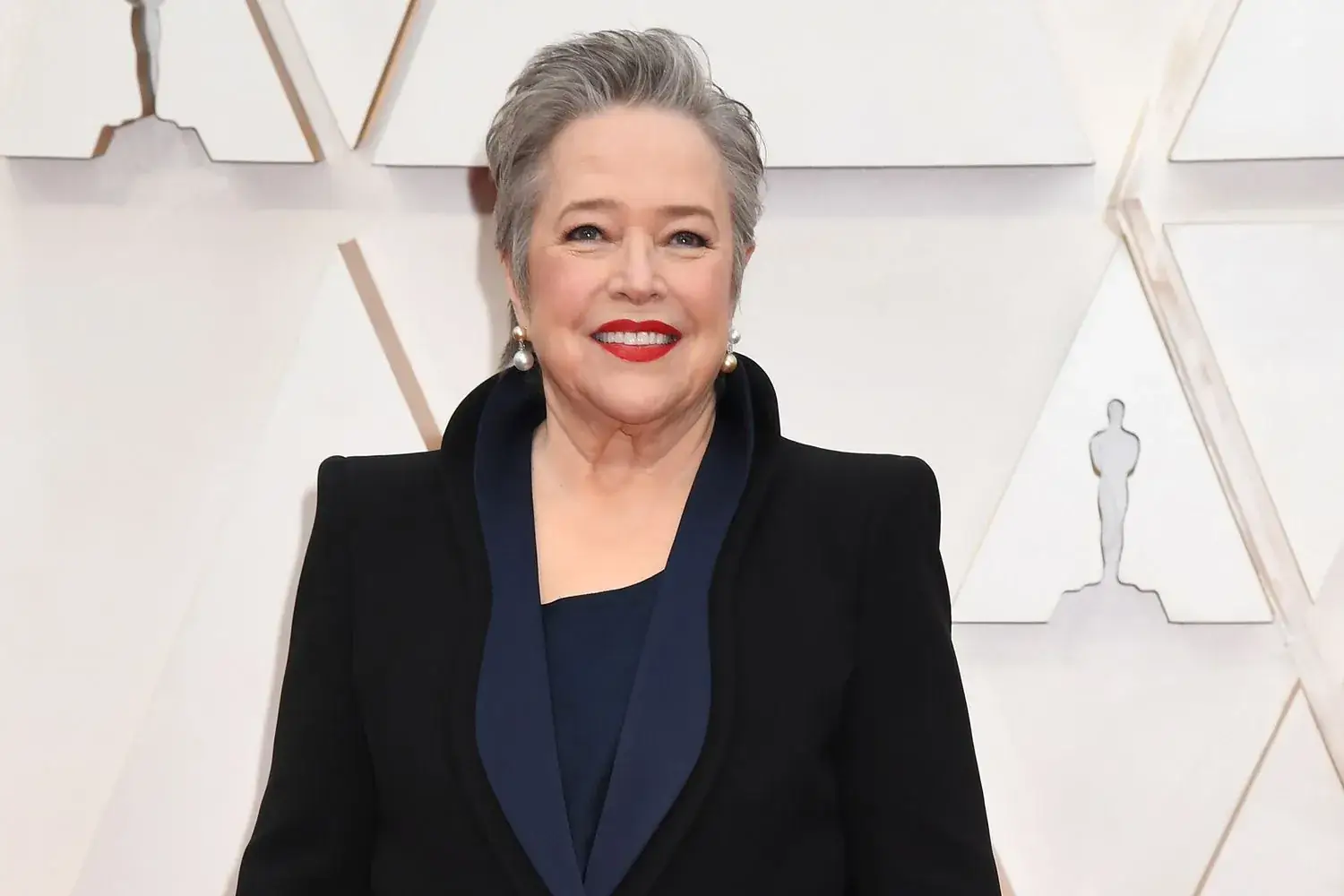 Kathy Bates reveals she got her 'feelings really hurt' early in her career: 'I’d get on a plane and fly home' Illustrations