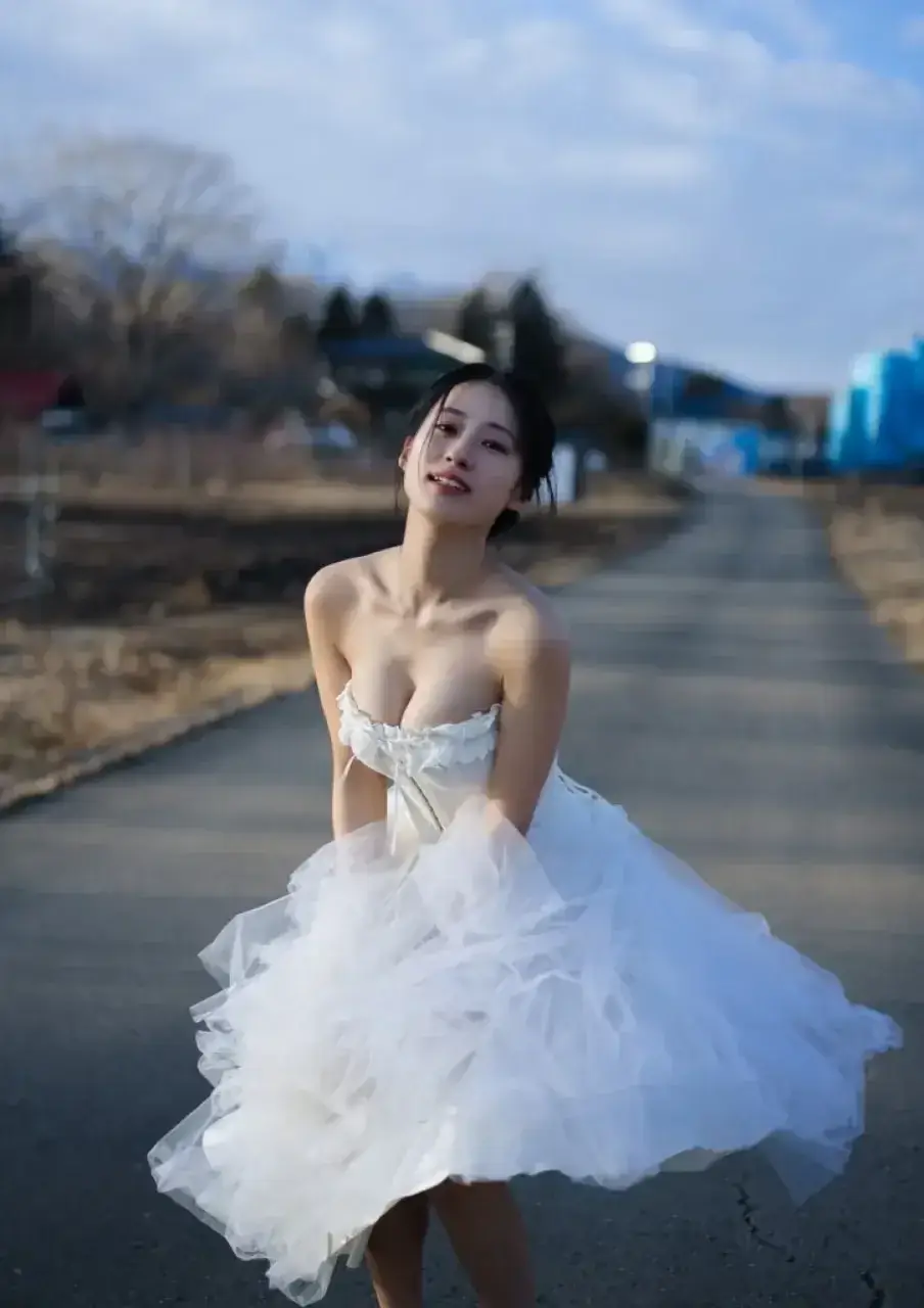 “令和最強のメリハリボディ”澄田綾乃、普通の女の子から一変する異色グラビア！ 大胆ビキニも披露、『STRiKE』デジタル写真集発売 | リアルライブ イラスト