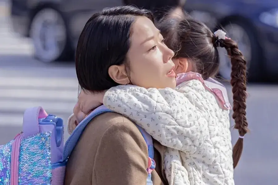 Jeon Hye Jin Is A Busy Working Mom In Upcoming Drama “Mother And Mom” 그림