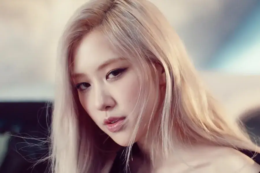 Watch: BLACKPINK's Rosé Sings "On The Ground" In MV For Much-Anticipated Solo Debut 그림