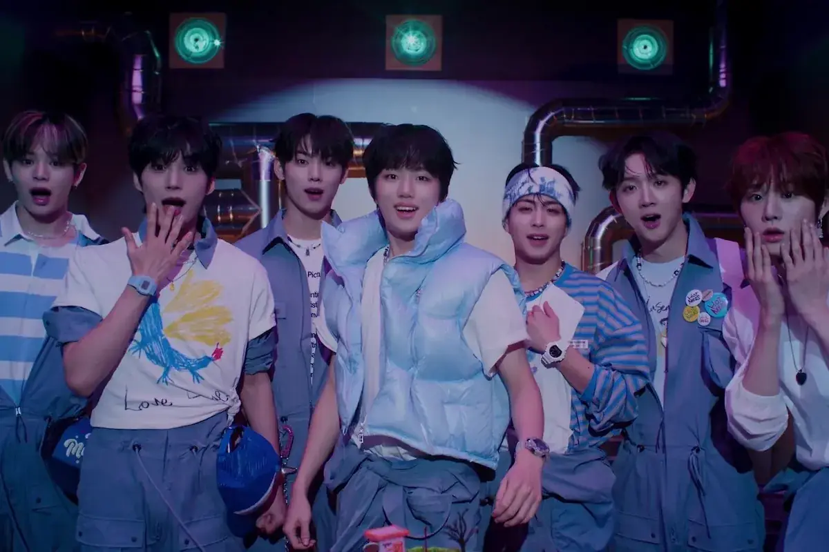 Watch: EVNNE Is A "HOT MESS" Over Love In Playful Comeback MV 그림