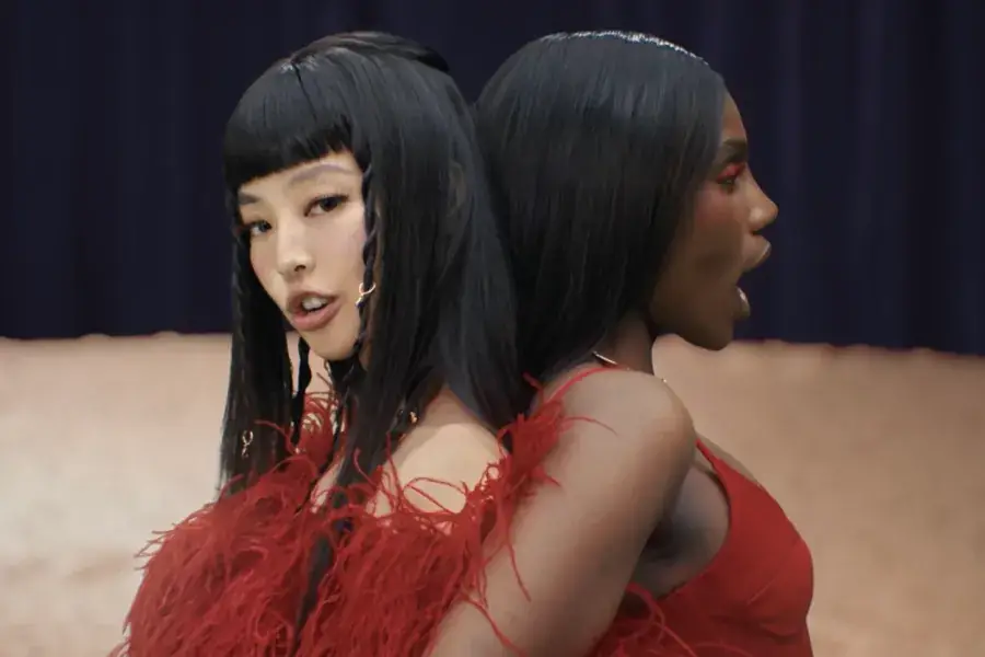 Watch: BLACKPINK’s Jennie And Doechii Go “ExtraL” With Fierce Confidence In New MV 그림