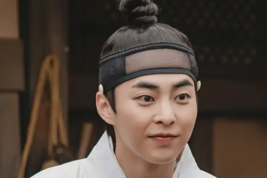 EXO's Xiumin Travels From Joseon To Modern Times As A Food Columnist In New Drama “Heo’s Diner” 그림
