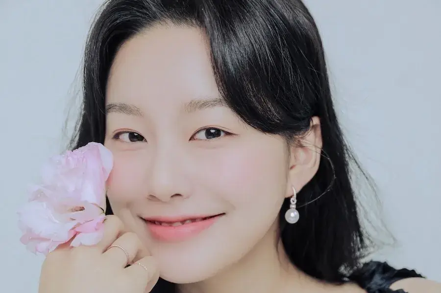 Actress Park Yoo Na Signs With YG Entertainment 그림