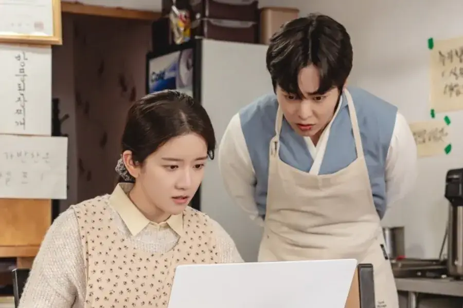 EXO’s Xiumin And WJSN’s Exy Spark A Playful Love-Hate Dynamic In Upcoming Drama “Heo’s Diner” 그림