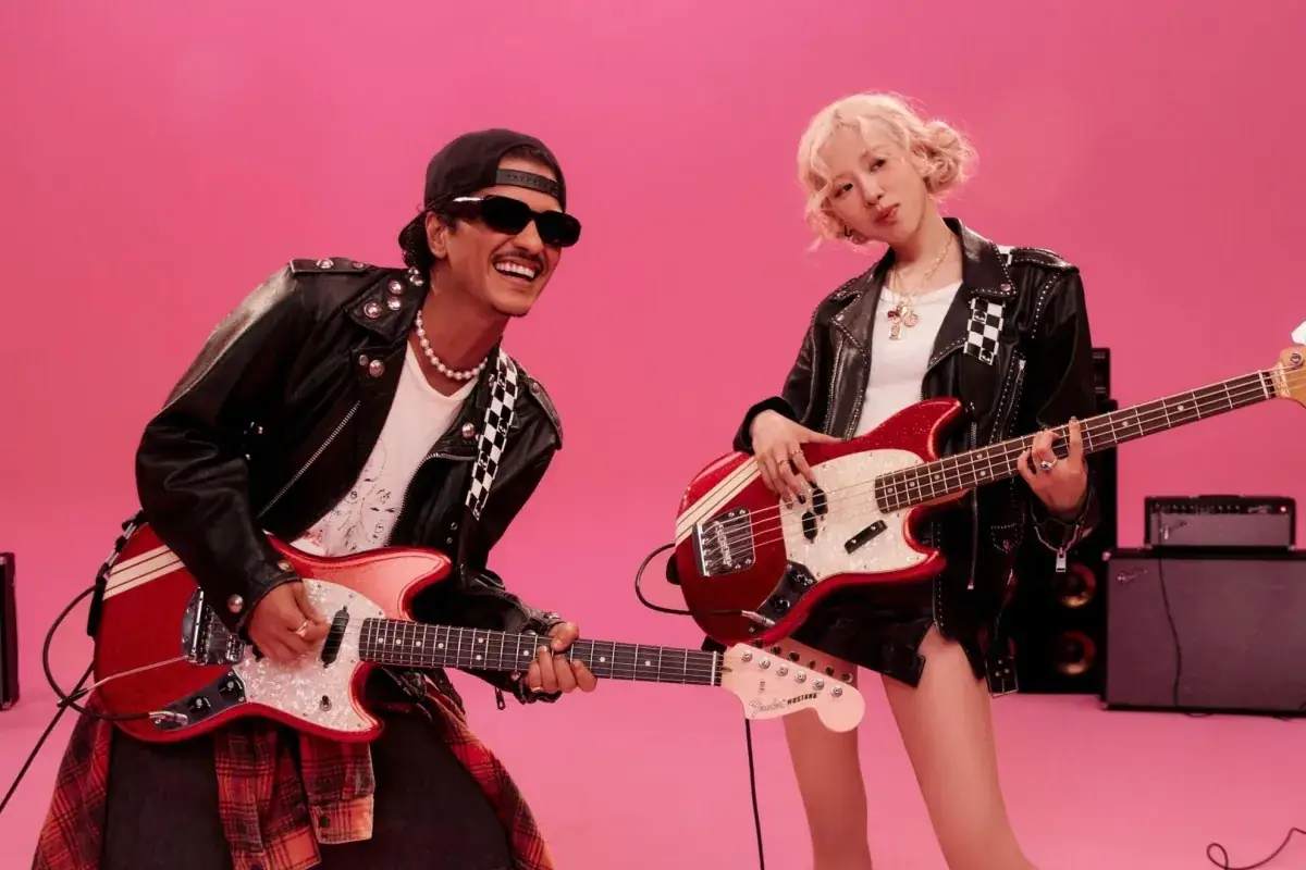 Rosé And Bruno Mars' "APT." Continues YouTube Record For Fastest MV By Asian Artist To Hit 1.2 Billion Views 표지 이미지