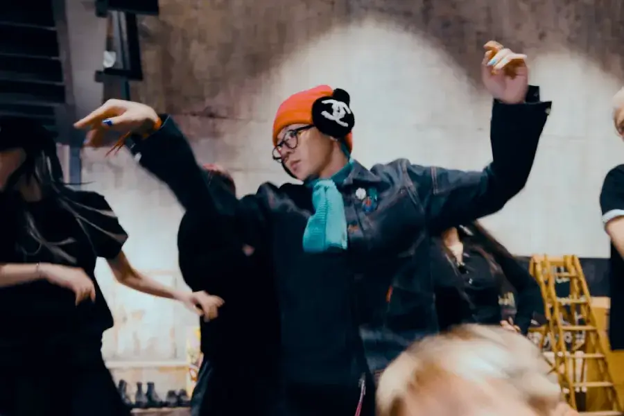 Watch: G-Dragon Shows Off His Sleek Moves In “TOO BAD” Performance Video 그림